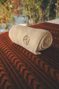 uma toalha com um coração sentado numa cama em Refúgio da Vila Boutique Hotel & SPA na Praia do Forte