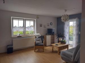 a living room with a couch and a table at Bernsteinglück in Wunsiedel