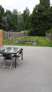 una mesa y sillas en un patio en Holiday Home Workers, en Wervik