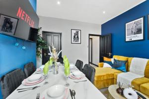 a dining room with a table and a couch at Large 4 bed in Leeds - Sleeps 10 - Parking in Leeds