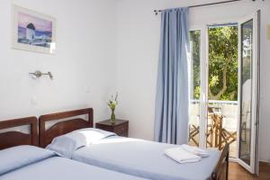 Postel nebo postele na pokoji v ubytování Sourmeli Garden Hotel
