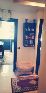 a living room with a stool in the corner of a room at شقة مجهزة للكراء في فرح السلام الألفة in Casablanca