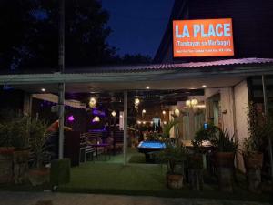ein Restaurant mit einem Schild, auf dem nachts „la place“ steht in der Unterkunft La place in Mactan