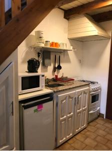 a kitchen with a stove and a microwave at Nueva Serena in San Carlos de Bariloche