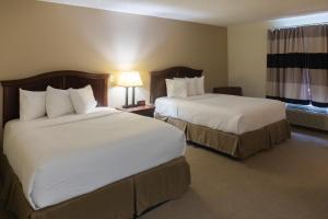 Cama o camas de una habitación en Cottonwood Suites Savannah Hotel & Conference Center