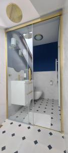 ein Badezimmer mit einem WC, einem Waschbecken und einem Spiegel in der Unterkunft Kameralny Apartament nieopodal Gdyni parking NEW in Pogórze