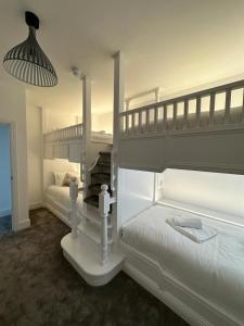 1 dormitorio con 2 literas y escalera en New Sandpiper Apartments, en Fleetwood