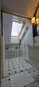 ein Badezimmer mit Glasdusche und Fliesenboden in der Unterkunft Kameralny Apartament nieopodal Gdyni parking NEW in Pogórze