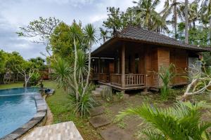 ein Resort mit Pool und Haus in der Unterkunft Green Villas Lembongan by ABM in Nusa Lembongan