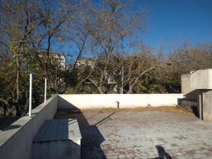 La Cieneguita的住宿－Central Park Mendoza，站在墙边的人的影子