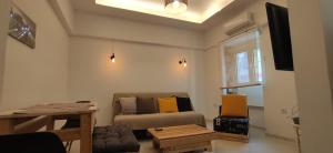 TV a/nebo společenská místnost v ubytování Stone apartment