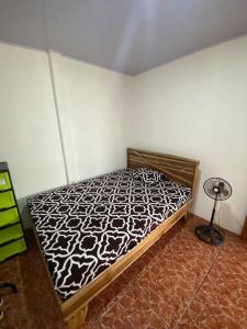 ein Schlafzimmer mit einem Bett in einem Zimmer in der Unterkunft Casa de campo entera rodeada de naturaleza en Sarapiquí in Heredia