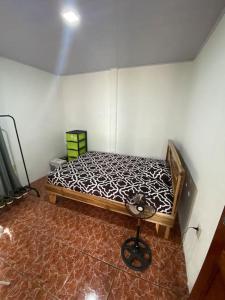ein kleines Schlafzimmer mit einem Bett in einem Zimmer in der Unterkunft Casa de campo entera rodeada de naturaleza en Sarapiquí in Heredia