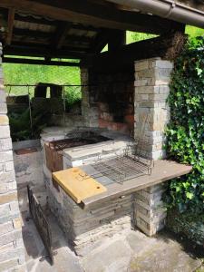 un horno de ladrillo con una mesa en una pared de ladrillo en La baita alpina, en Scopello