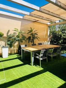 une table et des chaises sur une pelouse dans l'établissement Luxurious house in Ness Tziona, à Nes Ẕiyyona