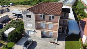 an overhead view of a house with a parking lot at Golden Neretva apartments in Metković