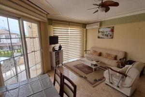 אזור ישיבה ב-Spacious 3-Bed Apartment with Pool in Calis Beach