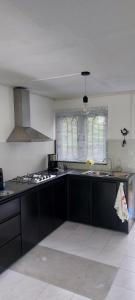 una cucina con lavandino e piano cottura forno superiore di Furnished Townhouse - Grand Baie a Grand Baie