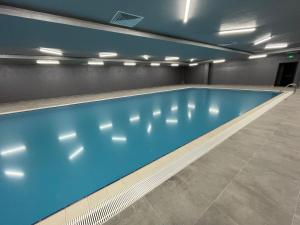 Bazén v ubytování Modern City Getaway - Immerse Yourself In Luxury nebo v jeho okolí