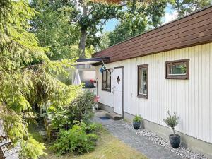 een wit huis met een pad dat er naar toe leidt bij Holiday home HUNVIGAN in Höllviken