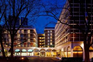 فندق ماريوت لندن ريجينتس بارك في لندن: مبنى ذو مبنيين طويلين في الليل