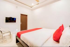 內洛爾的住宿－Hotel RVN，一间卧室配有一张床、一张书桌和一台电视。
