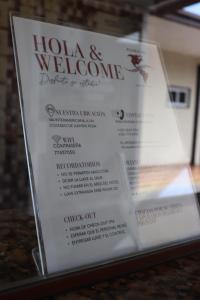 um menu para um hotel e um sinal de boas-vindas numa mesa em Hotel Residencial Panamericano em David