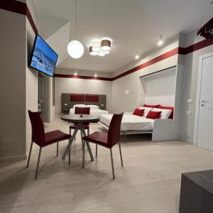 1 dormitorio con 1 cama, mesa y sillas en Borgo Yporegia, en Ivrea