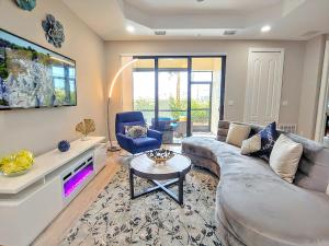 een woonkamer met een bank en een tafel bij Luxury Oasis - Pool, BBQ, Patio - Cape Coral, Florida in Cape Coral