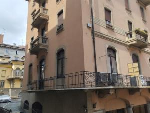 Un edificio con un balcón en el lateral. en APARTMENT STAZIONE, en Bérgamo