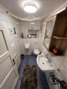 a bathroom with a sink and a toilet at DreiländerHeck in Habscheid