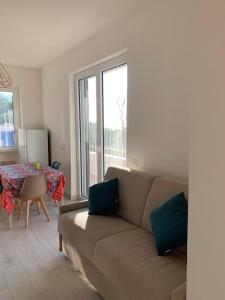 a living room with a couch and a table at MARE.MORA Case vacanza Palinuro in Palinuro