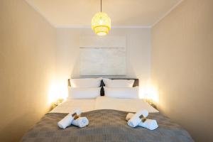 Postel nebo postele na pokoji v ubytování FeWo Ahrperle-modernes Apartment-Balkon-Kurviertel