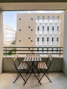 dwa krzesła i stół na balkonie w obiekcie Appartement climatisé gare St-Charles w Marsylii