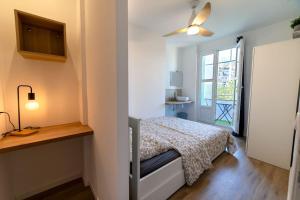 sypialnia z łóżkiem, biurkiem i oknem w obiekcie Appartement climatisé gare St-Charles w Marsylii