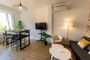- un salon avec un canapé et une table dans l'établissement Appartement climatisé gare St-Charles, à Marseille