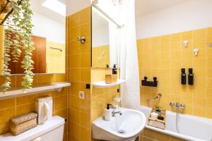 Koupelna v ubytování FeWo Ahrperle-modernes Apartment-Balkon-Kurviertel + 28 fotografií