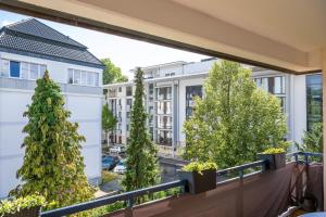 einen Balkon mit Bäumen und Gebäuden in der Unterkunft FeWo Ahrperle-modernes Apartment-Balkon-Kurviertel in Bad Neuenahr-Ahrweiler