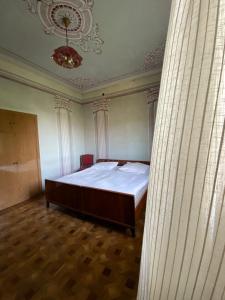 ein Schlafzimmer mit einem Bett und einem Vorhang in der Unterkunft Guest House Getahovit in Getahovit