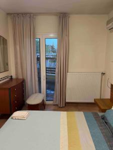 Un dormitorio con una cama grande y una ventana en Cozy House in Lagonisi en Áyios Nikólaos