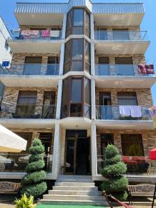 een appartementencomplex met kleding op de balkons bij hotel twins G&G in Kobuleti