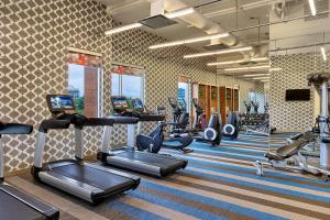 un gimnasio con varias cintas de correr y máquinas cardiovasculares en Aloft Santa Clara - San Jose North en San José