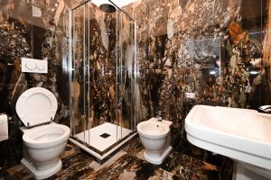 een badkamer met toilet en wastafel bij VATICAN DESIGN APARTMENTS in Rome +15 foto's