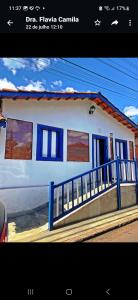 皮雷諾波利斯的住宿－CASINHA AZUL/PIRINOPOLIS，前面有蓝色围栏的房子
