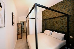 een slaapkamer met een zwart-wit hemelbed bij VATICAN DESIGN APARTMENTS in Rome
