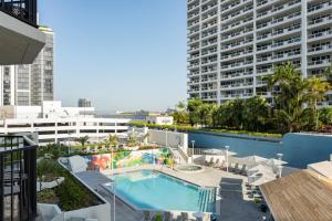 uitzicht op een zwembad bovenop een gebouw bij Miami Marriott Biscayne Bay in Miami