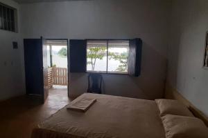 1 dormitorio con cama y ventana en Habitación Privada Doña Zoila en Flores