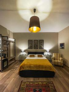 sypialnia z dużym łóżkiem i żółtym kocem w obiekcie Marmore Charming House w mieście Terni