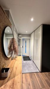 een kamer met een spiegel en een hal met houten vloeren bij Holiday Home Ljungskile in Ljungskile