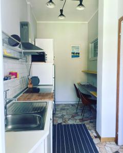 eine Küche mit einem Kühlschrank und einem Tisch in der Unterkunft The Silky Way in Como